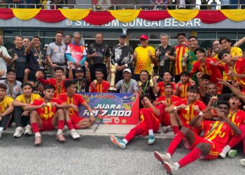 Penaung PBMM, Yang di-Pertua Negeri Melaka, Tun Dr Ali Mohd Rustam menyampaikan hadiah dan trofi kemenangan Piala Agong kepada pasukan Selangor.