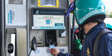 RAKYAT Malaysia memanfaatkan subsidi petrol RON95 pada harga RM1.99 seliter berbanding harga pasaran semasa menerusi inisiatif BUDI MADANI RON95 (BUDI95). - GAMBAR HIASAN
