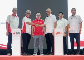 TENGKU Ahmad Badli Shah Raja Hussin (dua kiri) bersalaman dengan Fardzi Shah Razali (tiga kanan) pada Majlis Menandatangani Memorandum Persefahaman (MoU) antara Agrobank dan BHPetrol sempena Pameran Pertanian, Hortikultur dan Agropelancongan Malaysia (MAHA) 2026 di Taman Ekspo Pertanian Malaysia (MAEPS) hari ini. - UTUSAN/FARIZ RUSADIO