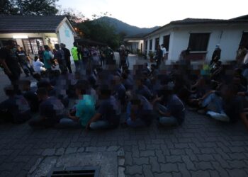 SEBAHAGIAN warga asing yang ditahan dalam Op Mahir di kawasan perindustrian di Kanthan, Chemor di sini semalam.