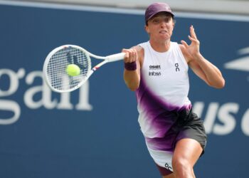 Pemain Poland, Iga Swiatek melakukan pukulan balas ketika menentang Marie Bouzkova dari Czechia dalam aksi pusingan ketiga perseorangan wanita Terbuka Amerika Syarikat (AS) 2026 di Pusat Tenis Nasional USTA Billie Jean King, New York.-AFP
