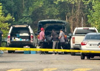 KENDERAAN Jabatan Forensik Polis menjalankan siasatan di sebuah rumah di Taman Garden Homes, Seremban 2, Seremban, hari ini. - UTUSAN / NOR SHAFIQAH MOHD GHAZALI