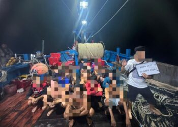 VESEL nelayan ditahan Maritim Malaysia bersama 41 kru termasuk 37 warga asing dalam tangkapan berasingan di Perairan Pulau Pangkor, Lumut Jumaat lalu.