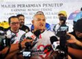 RAIS Yasin mengadakan sidang akhbar selepas Jelajah Ketua Menteri Sayang Rakyat DUN Sungai Udang dan Majlis Penutup Karnival Sungai Udang Kampung Kita, di Tapak Masjid Kariah Seri Bertam, Sungai Udang, hari ini. UTUSAN/AMRAN MULUP