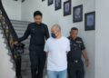 LIEW Wan Wah (tengah) dihukum penjara 30 tahun dan 24 sebatan oleh Mahkamah Tinggi Ipoh, Perak hari ini atas pertuduhan mengedar lebih 77 kilogram (kg) dadah jenis methamphetamine, lima tahun lalu.