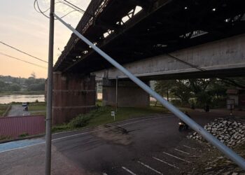 SEORANG kanak-kanak lelaki berusia tiga tahun maut selepas terjatuh dari ketinggian kira-kira lima meter di Jambatan Victoria, Enggor di Kuala Kangsar, Isnin lalu.