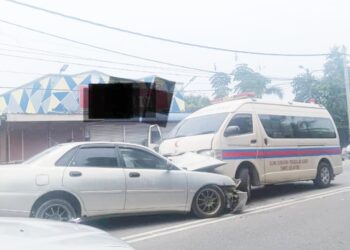 KEADAAN ambulans milik Kementerian Kesihatan Malaysia (KKM) hilang kawalan sebelum merempuh dua kenderaan persendirian di Simpang Tiga Kampung Neting, Jalan Kota Bharu-Pengkalan Kubor, Tumpat, Kelantan semalam.