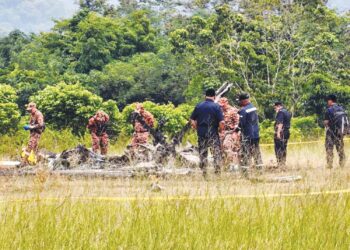 Operasi mencari dan menyelamat di sekitar lokasi nahas helikopter Perkhidmatan Doktor Udara yang terhempas berdekatan Long Lellang STOLport, Ulu Baram, Sarawak, kelmarin. – BERNAMA