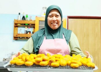 JULIA boleh menjana pendapatan mencecah empat angka setiap bulan hasil jualan produk sejuk beku berbentuk kuih cucur badak, bijan, sardin gulung, karipap koci serta kuih talam dan piza siap dibakar dengan hanya beroperasi di rumahnya di Kampung Kinjang Pasir, Chenderiang, Tapah sejak lima tahun lalu.