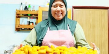JULIA boleh menjana pendapatan mencecah empat angka setiap bulan hasil jualan produk sejuk beku berbentuk kuih cucur badak, bijan, sardin gulung, karipap koci serta kuih talam dan piza siap dibakar dengan hanya beroperasi di rumahnya di Kampung Kinjang Pasir, Chenderiang, Tapah sejak lima tahun lalu.