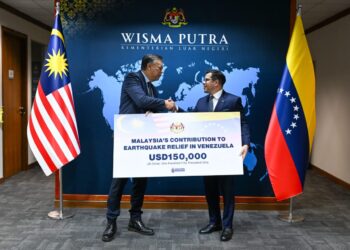 SYED Mohamad Hasrin Tengku Hussin menyampaikan sumbangan kepada Radamés Jesús Gómez Azuaje di Kementerian Luar Negeri, Putrajaya.