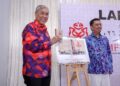 AHMAD Zahid Hamidi melancarkan Buku 13 Propaganda Perang Sun Tzu sempena Perhimpunan Agung UMNO 2026 di WTC Kuala Lumpur hari ini.-UTUSAN/FARIZ RUSADIO