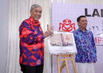 AHMAD Zahid Hamidi melancarkan Buku 13 Propaganda Perang Sun Tzu sempena Perhimpunan Agung UMNO  2026 di WTC Kuala Lumpur hari ini.-UTUSAN/FARIZ RUSADIO