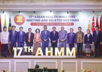 DR. Dzulkefly Ahmad bergambar bersama Menteri-Menteri Kesihatan ASEAN, pegawai kanan dan perwakilan pada Mesyuarat Menteri-Menteri Kesihatan ASEAN (AHMM) Ke-17 di Kuala Lumpur, semalam. – BERNAMA