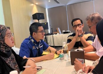 BEE Sham Ahmad (dua dari kanan) bersama keluarganya ketika sesi taklimat bersama Jabatan Islam Sarawak untuk proses pengurusan membawa pulang jenazah. -GAMBAR/ IHSAN KELUARGA