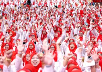 Perwakilan Wanita UMNO mengangkat tangan tanda sokongan kepada perjuangan parti memperkukuh kedudukan bangsa Melayu pada Perhimpunan Agung Wanita UMNO sempena Perhimpunan Agung UMNO 2026 di Pusat Perdagangan Dunia Kuala Lumpur, semalam. – UTUSAN/ISKANDAR ISHAK