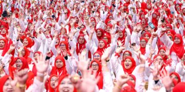 Perwakilan Wanita UMNO mengangkat tangan tanda sokongan kepada perjuangan parti memperkukuh kedudukan bangsa Melayu pada Perhimpunan Agung Wanita UMNO sempena Perhimpunan Agung UMNO 2026 di Pusat Perdagangan Dunia Kuala Lumpur, semalam. – UTUSAN/ISKANDAR ISHAK