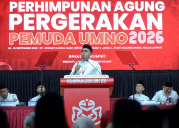 MUHAMAD Akmal Saleh menyampaikan ucapan dasar Ketua Pemuda UMNO sempena Perhimpunan Agung UMNO 2026 di Pusat Dagangan Dunia (WTC) Kuala Lumpur hari ini.-UTUSAN/FARIZ RUSADIO.