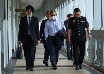 AZMI Ahmad tiba di Kompleks Mahkamah Kuala Lumpur bagi berdepan pertuduhan menipu berkaitan kadar sewaan harian (Daily Charter Rate). - UTUSAN/M. FIRDAUS M. JOHARI