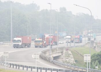 SEJAK sekian lama isu jerebu rentas sempadan masih belum selesai dan menjadi perdebatan pelbagai pihak sehingga kini. – UTUSAN/MOHD SHAHJEHAN MAAMIN