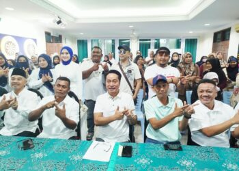 ADLY Shah Ahmad Tah (duduk, tengah) mengetuai lebih 100 ahli Bersatu Kuala Kangsar keluar parti untuk menyertai parti Wawasan di Kuala Kangsar, Perak, hari ini. - UTUSAN/FADZIL ZAINOL