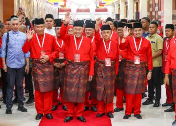 AHMAD Zahid Hamidi bersama barisan pemimpin utama UMNO tiba untuk Majlis Pembukaan Perhimpunan Agung UMNO 2026 di Pusat Perdagangan Dunia Kuala Lumpur (WTCKL) di Kuala Lumpur, semalam.