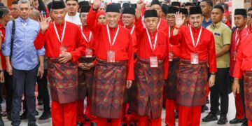 AHMAD Zahid Hamidi bersama barisan pemimpin utama UMNO tiba untuk Majlis Pembukaan Perhimpunan Agung UMNO 2026 di Pusat Perdagangan Dunia Kuala Lumpur (WTCKL) di Kuala Lumpur, semalam.