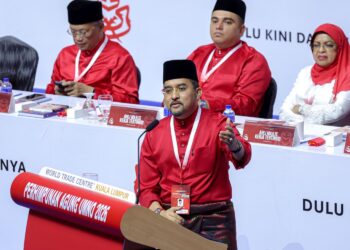 Asyraf Wadji Dusuki di Perhimpunan Agung UMNO 2026 di Pusat Dagangan Dunia Kuala Lumpur, semalam.