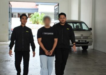 PEGAWAI SPRM Kedah membawa seorang pengarah urusan syarikat pembekal baja yang direman bagi membantu siasatan isu kelewatan pengagihan bekalan Baja 3 kepada pesawah di Kedah. 
