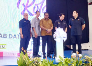 ADAM Adli Abdul Halim merasmikan Majlis Penutupan Kampung Angkat Madani di Sungai Putat, Melaka hari ini. UTUSAN/AMRAN MULUP