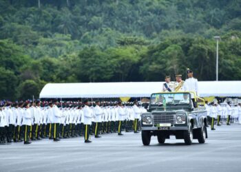 TUANKU Syed Faizuddin Putra Jamalullail berkenan memeriksa perbarisan sempena Istiadat Pentauliahan Diraja dan Pengurniaan Watikah Tauliah Pegawai Kadet Palapes Universiti Awam ke-44 di Unimap, Arau Perlis semalam.-UTUSAN/IZLIZAN OTHMAN