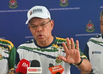 SAIFUDDIN Nasution Ismail semasa sidang akhbar  selepas Majlis Peluncuran Program Kampung dan Sekolah Angkat Madani Jabatan Imigresen Malaysia di Nenasi, Pekan, Pahang.-UTUSAN/SHAIKH AHMAD RAZIF