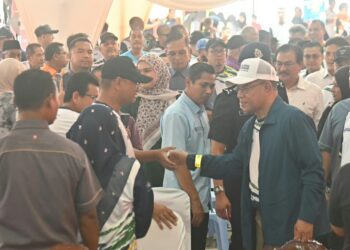SAIFUDDIN Nasution Ismail (kanan) pada Majlis Peluncuran Program Kampung Angkat dan Sekolah Angkat Madani di Sk Nenasi di Pekan, Pahang hari ini.