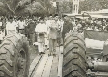 DASAR Ekonomi Baru (DEB) terbukti membantu mengurangkan kemiskinan dan membuka peluang pendidikan, namun pendekatannya perlu disesuaikan supaya tidak melahirkan kebergantungan.