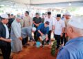 KAMARUDIN Salleh (empat, kiri) menyiramkan air ke pusara Dr. Ainul Baraah di Tanah Perkuburan Islam Sri Kedeper, Baung, Pengkalan Chepa, Kota Bharu, Kelantan, semalam.