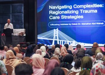 MAHATHAR Abd. Wahab berucap pada majlis Malaysian Trauma Conference (MTC) 2026 di George Town, Pulau Pinang, hari ini. - UTUSAN/DANIAL SAAD