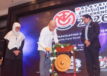 DR. Mahathar Abd. Wahab memukul gong sebagai simbolik perasmian Persidangan Trauma Malaysia (MTC) 2026 di George Town, Pulau Pinang, hari ini. - UTUSAN/DANIAL SAAD