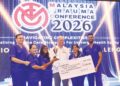 DR. MAHATHAR Abd. Wahab menyampaikan hadiah kepada pemenang pertandingan cabaran pasukan trauma pada majlis Persidangan Trauma Malaysia (MTC) 2026 di Bayan Lepas, Pulau Pinang, semalam.  
– UTUSAN/DANIAL SAAD