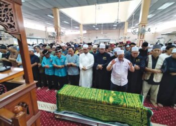 JENAZAH Kapten Zainol Afiq Bee Sham disolatkan di Masjid Bandar Senawang sebelum dikebumikan di Tanah Perkuburan Islam Forest Height, Senawang. – UTUSAN/ MOHD SHAHJEHAN MAAMIN