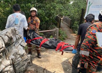 ANGGOTA bomba membawa turun mayat lelaki warga Nepal dari puncak Bukit Perak Cave Temple di Jalan Kuala Kangsar, Ipoh hari ini.