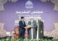 ANWAR Ibrahim menerima Anugerah Kecemerlangan Yayasan Sheikh Abubakr daripada Mufti Besar India, Sheikh Abubakr Ahmad di Kerala, India. – BERNAMA