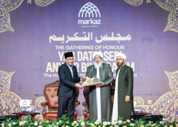 ANWAR Ibrahim menerima Anugerah Kecemerlangan Yayasan Sheikh Abubakr daripada Mufti Besar India,  Sheikh Abubakr Ahmad  di Kerala, India. – BERNAMA