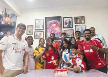 R. Manivannan dan ahli keluarganya masih berharap adiknya, R. Komathi (baju kuning) selamat dalam bencana banjir besar di Nepal.