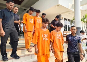 EMPAT lelaki warga Indonesia didakwa di Mahkamah Sesyen Manjung di sini hari ini atas pertuduhan menyeludup 104 migran asing, termasuk 102 warga Indonesia dan dua warga Vietnam, bulan lalu.