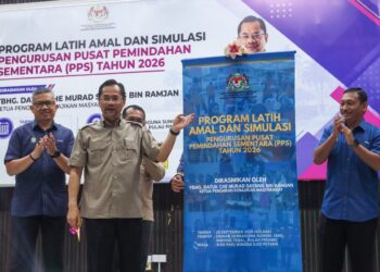 CHE Murad Sayang Ramjan (dua dari kiri) melakukan gimik perasmian Program Latihan Amal dan Simulasi Pengurusan PPS di Dewan Serbaguna Sungai Jawi, Nibong Tebal, Pulau Pinang hari ini. - UTUSAN/DANIAL SAAD