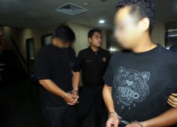 SPRM menahan reman  seorang pemilik syarikat dan seorang ejen bagi membantu siasatan berhubung dakwaan mengemukakan dokumen palsu berkaitan urusan kenderaan di Jabatan Pengangkutan Jalan (JPJ).