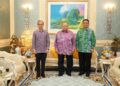 TUANKU Syed Sirajuddin Jamalullail berkenan berangkat menerima mengadap Menteri Komunikasi, Datuk Seri Fahmi Fadzil di Balai Mengadap Biru, Istana Arau.-UTUSAN