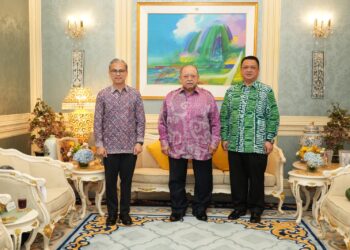 TUANKU Syed Sirajuddin Jamalullail berkenan berangkat menerima mengadap Menteri Komunikasi, Datuk Seri Fahmi Fadzil di Balai Mengadap Biru, Istana Arau.-UTUSAN
