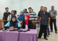 SEBAHAGIAN pimpinan Bersatu Bahagian Arau mengumumkan keluar parti serta-merta dan menyertai Wawasan.-UTUSAN