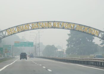 AKTIVITI pembakaran terbuka berskala kecil tetap menjejaskan kualiti udara setempat terutama ketika cuaca panas dan berjerebu.-UTUSAN/MOHD. SHAHJEHAN MAAMIN.